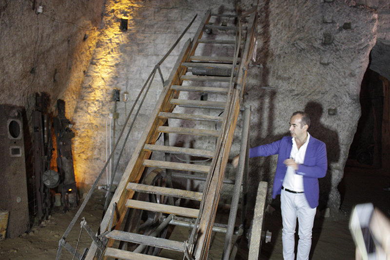 009 Gianluca Minin fa da cicerone nel Tunnel Borbonico